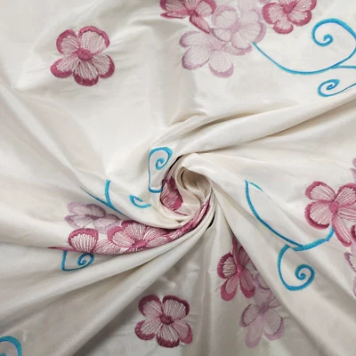 Dupion Seide cremeweiß mit Blumen bestickt, Kleiderstoff, Seide, 50 cm Einheit - Bild 1 von 4