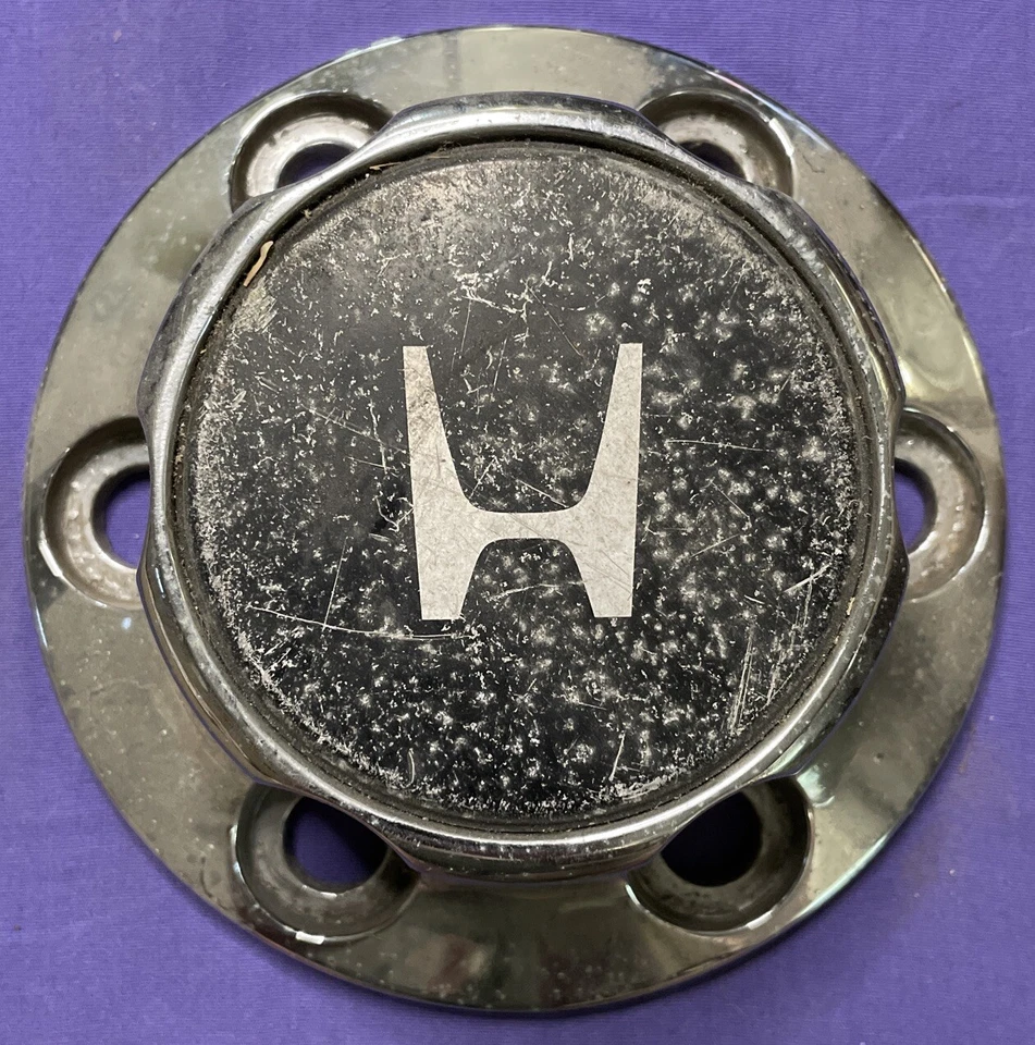 Calota central de roda de metal Honda Passport 1994-1998 OE cromada 897038 9770 - Imagem 1 de 4
