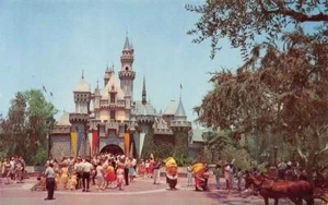 CASTILLO DE LA BELLEZA DURMIENTE Fantasyland DISNEYLAND Enanos c1950 Postal de Colección - Imagen 1 de 2