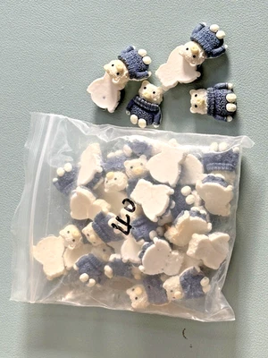 ¡Envío EE. UU.! 40 piezas de dijes de oso suéter de resina dura - 0,75" x 0,75" - no perforados Foto 1 de 2