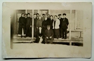 Cartolina foto reale primi '900 gruppo ritratto su portico vintage RPPC - Foto 1 di 2