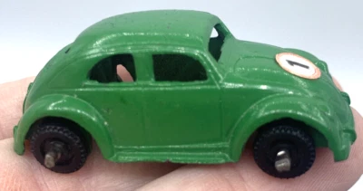 Coche de metal fundido a presión vintage años 60 verde Volkswagen Beetle Bug juguete Foto 1 de 4