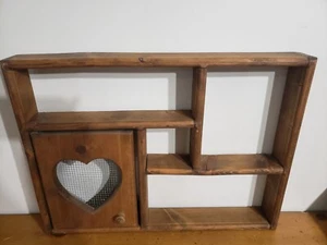 De colección Madera Knick Knack Exhibición Colgante Estante de Pared Recortado Puertas de Corazón Retro - Imagen 1 de 6