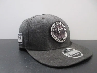 Gorra gorra New Orleans Pelicans espalda a presión gris negra parche de baloncesto de la NBA logotipo para hombre Foto 1 de 4