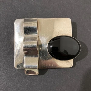 Vintage Brosche silberfarben abstrakt mit schwarzem ovalem Steinakzent - Bild 1 von 3