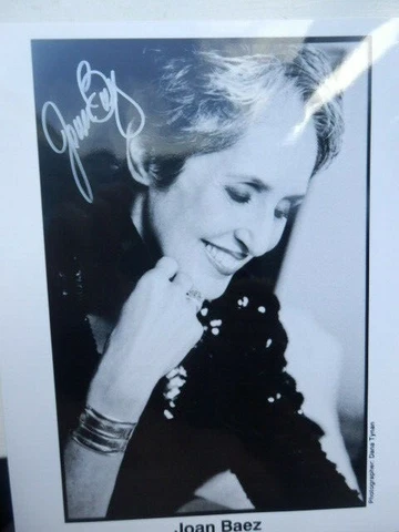 JOAN  BAEZ  -  AMERICAN  SINGER     -   AUTOGRAPHED  PHOTO Cover