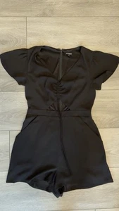 Mameluco Express Talla 4 Negro Cuello en V Elegante Detalle Recortado Cremallera Espalda Manga Corta   - Imagen 1 de 8