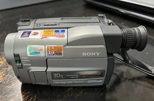 Sony CCD-TRV52 NTSC Handycam Vision Video 8 Video Camera Recorder & Accessories - Picture 1 of 8