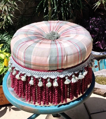 Otomana/reposapiés Hollywood Regency Aqua/Borgoña acolchada Foto 1 de 4