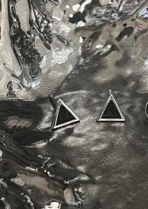 Fantastic Black Enamel Triangle Stud Earrings For Men's In 935 Argentium Silver - Picture 1 of 6