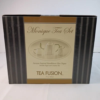 Tetera de vidrio soplado a mano Tea Fusion inspirada en París con infusor y juego de crema Foto 1 de 4