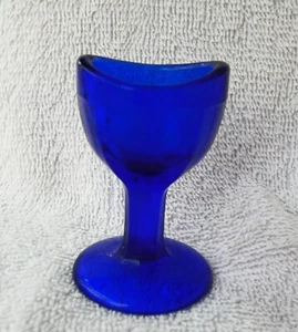 Taza de lavado de ojos vintage con pedestal de vidrio azul cobalto, marcada "N" lote #16 - Imagen 1 de 5