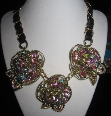 COLLAR DE PRESENTACIÓN FRONTAL MULTI PIEDRA ROSAS GRANDES FIESTA GRADUACIÓN Betsey Johnson  Foto 1 de 3