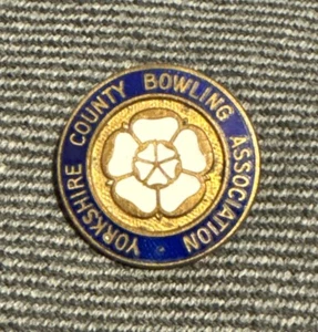 YORKSHIRE COUNTY BOWLING ASSOCIATION - ENAMEL PIN BADGE - Picture 1 of 2