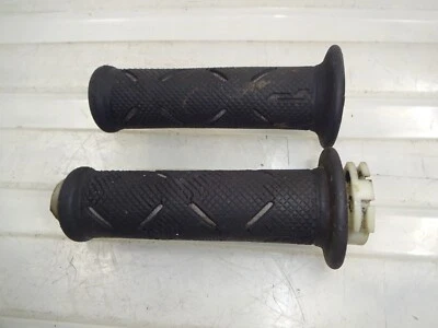 Empuñaduras de tubo de acelerador Twist 53141-300-010 OEM Kawasaki 81 82 87 KZ 305 CSR305 OEM 53141-300-010 Foto 1 de 4