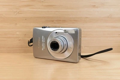 Canon PowerShot SD750 Digital Elph / 7.1MP Compact Camera / Silver - Image 1 of 4