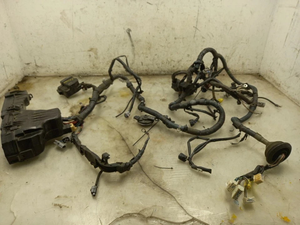 00 01 TOYOTA CAMRY LE ENGINE FUSE BOX 1MZFE 82115-33130 - Image 1 of 4