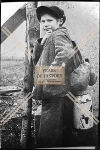 Foto Colonia 1944-46 joven jarra de leche buscando comida - Imagen 1 de 1