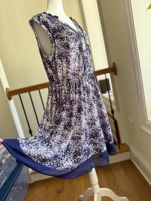 Mini Vestido Simply Vera Wang XL Púrpura Floral Cuello en V Suave Sobre la Rodilla Foto 1 de 4