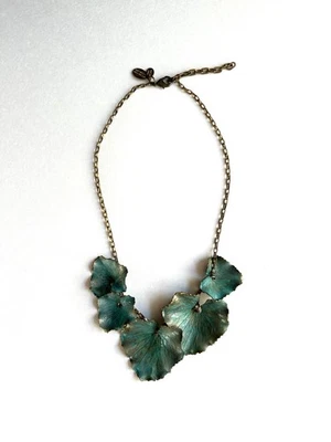 Collar We Dream In Color Hoja Pátina Verde Hecho en EE. UU. Foto 1 de 4