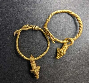 Par de pendientes romanos de oro con colgante. C. 200-400AD - Imagen 1 de 3