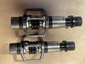 Batidor de huevos Crank Brothers 2 pedales, resorte negro 272 g por par - Imagen 1 de 12