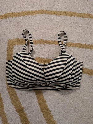 Top de bikini Victoria's Secret 36DD acolchado blanco y negro a rayas Foto 1 de 4