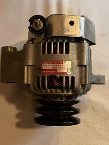 OEM 12-VOLT ALTERNATOR #27060-76001-71 TOYOTA FORKLIFT (SLIGHTLY BLEMISHED) - Imagen 1 de 6