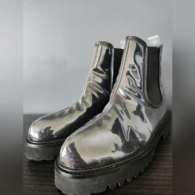 Bota Chelsea Andre Assous Peggy Vinilo Peso Pluma Negra Brillante Para Mujer 8 Nueva Foto 1 de 4