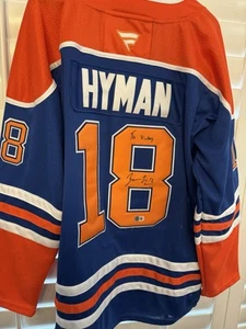 Camiseta deportiva firmada por Zach Hyman de los Edmonton Oilers Beckett certificado de autenticidad inscripción de victoria - Imagen 1 de 8