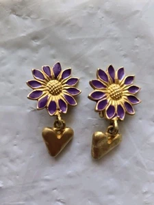 Pendientes de clip vintage con flor de margarita púrpura. Metal dorado. Dije corazón. - Imagen 1 de 9