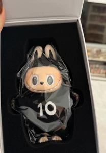 THE MONSTERS 10TH ANNIVERSARY EXHIBITION GIRA GLOBAL VINILO BLISTER PACK - Imagen 1 de 3