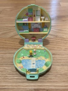 Polly Pocket Bluebird Beach House Compacto Sin Polly con Pantalones Cortos Rojos - 1989 De Colección - Imagen 1 de 6