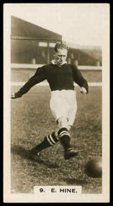 Pattreiouex - 'Footballers in Action' (1934) - E. Hine (Manchester United) - Picture 1 of 2