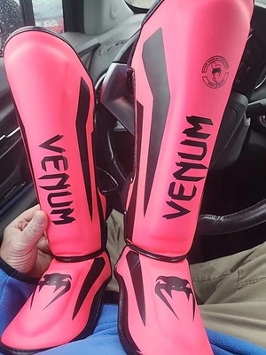 Espinilleras Venum Elite Standup rosa/negro grandes  Foto 1 de 4