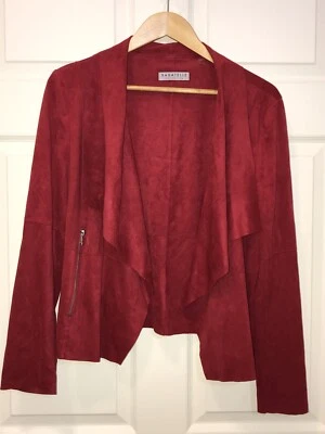 Cárdigan Abierto Colección Bagatelle Imitación Gamuza Talla Grande, Rojo Profundo, Bolsillos con Cremallera Foto 1 de 4