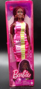 Muñeca Barbie Fashionista Mattel muñeca afroamericana con trenzas largas borgoña #186 - Imagen 1 de 22