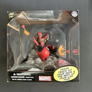 FINDERS KEYPERS DEADPOOL FIGURE COMPACT VINYL KEYCHAIN CEL PHONE STAND ORGANIZER - Picture 1 of 5