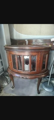 Vintage oval vitrine display cabinet / end table. Queen Anne style,-double door - Image 1 of 3