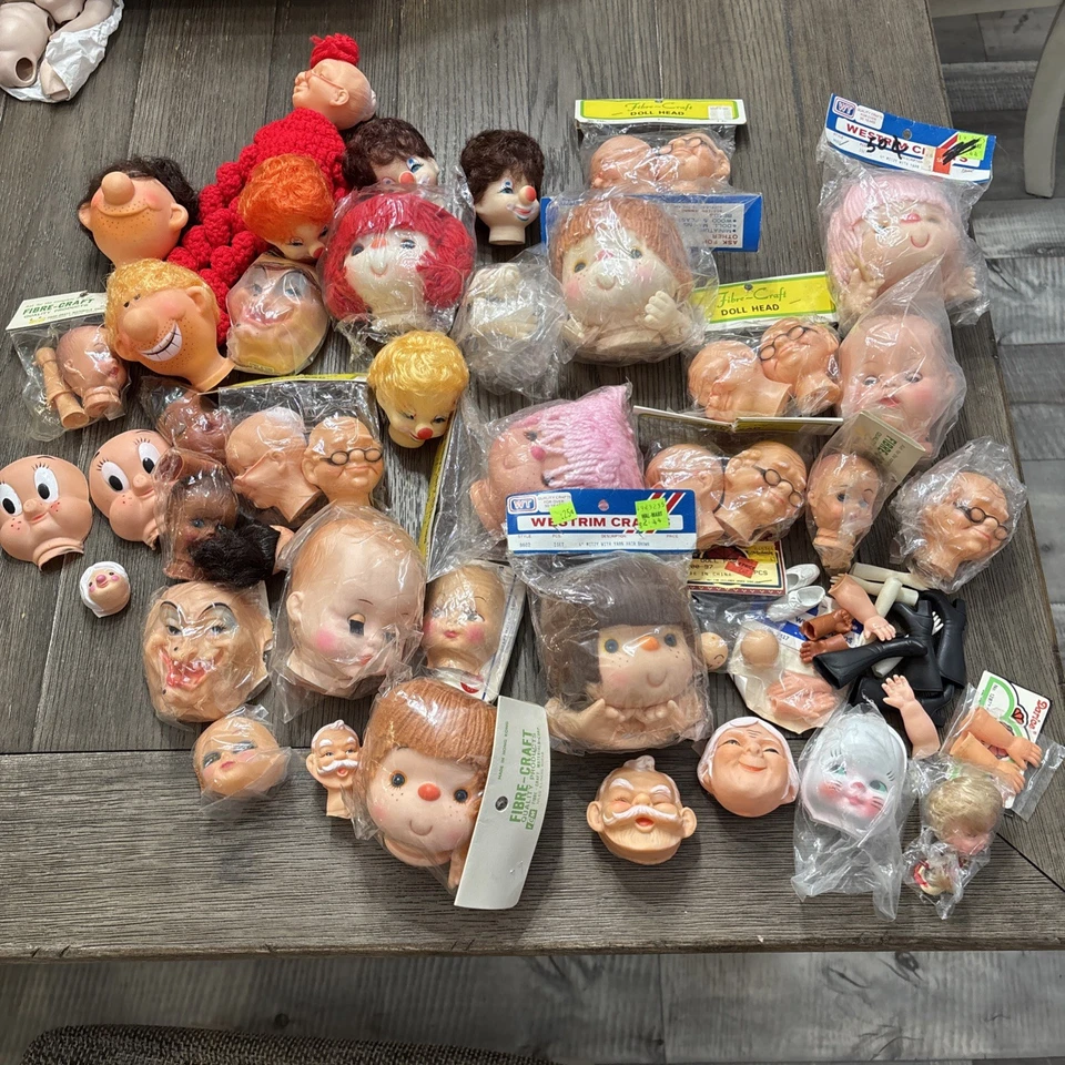 Lote de 40 + cabezas, caras, pocos brazos y piernas de muñeca vintage. Más NUEVO en paquetes Foto 1 de 4