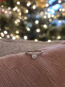 Beautiful Diamond Platinum Ring - Picture 1 of 17