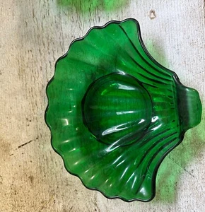 Anchor Hocking Forest Green Shell Shaped Bowl - Picture 1 of 3