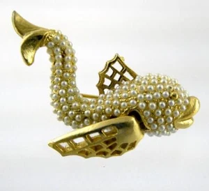 Broche prendedor de pescado vintage HAR Hargo imitación perla tachonado metal dorado 8 g peso - Imagen 1 de 10