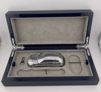 Maserati Levante novità confezione regalo con mini auto in metallo 1/43 portachiavi charm - Immagine 1 di 4