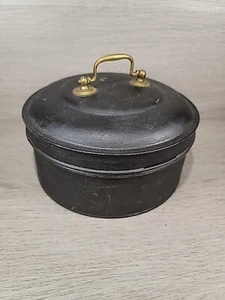 Early Tin Box Metal 6 1/2" Diameter 3 7/8" Tall w/Round Brass Bail & Black Paint - Bild 1 von 13