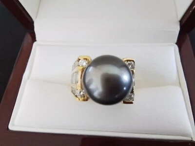 Anillo de diamantes y perlas negras de los Mares del Sur para dama en montura de oro amarillo de 18 quilates Foto 1 de 4