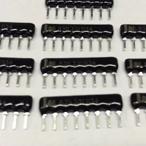 10 Stück Widerstandnetzwerke (Resistor-Network) 330 OHM 8 PIN 2% (M7015) - Picture 1 of 1