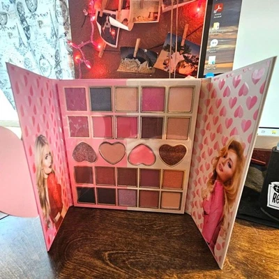 Paleta de sombras de ojos Paris Hilton 24 ~ mate ~ brillo ~ brillo Foto 1 de 4