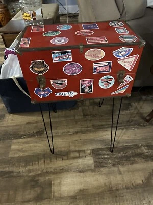 Maleta de metal vintage con extremo torneado o mesita de noche con almacenamiento Foto 1 de 4