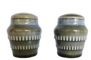 Juego de coctelera de sal y pimienta esmaltada azul y verde de porcelana irlandesa Wade de colección - Imagen 1 de 5